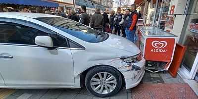 Bursa'da sürücüler kavga etti, araç markete girdi!