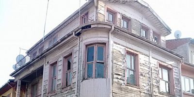 Bursa'da tarihi bina çürümeye terk edildi