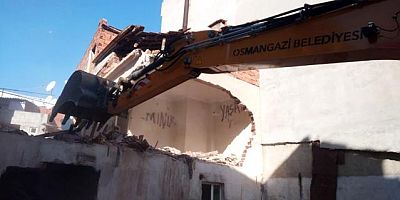 Bursa'da tehlike arz eden metrûk binalar yıkıldı