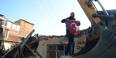 Bursa'da yıkımdaki bayrak hassasiyeti duygulandırdı