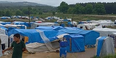 Bursa'da yüzlerce işçinin bulunduğu çadır kent sular altında kaldı