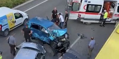 Bursa'da zincirleme kaza! Bir sürücü araçta sıkıştı