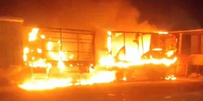Bursa İnegöl'de, iki kamyonun dorsesi alev alev yandı