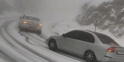 Bursa İnegöl-Domaniç yolunda yoğun kar yağışı: Araçlar yolda kaldı!