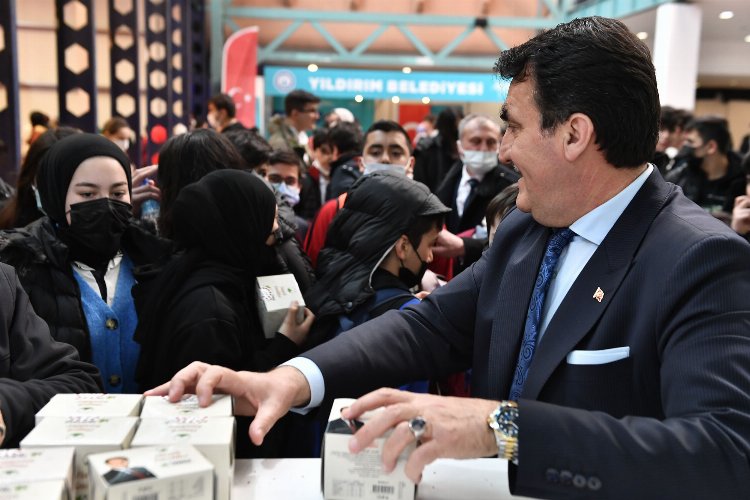 Bursa Osmangazi Belediye Başkanı Dündar Kitap Fuarı'nı ziyaret etti