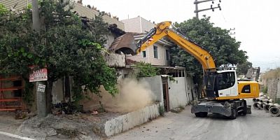 Bursa Osmangazi'de bir metruk bina daha yıkıldı
