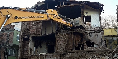 Bursa Osmangazi'de tehlike arz eden metruk bina yıkıldı