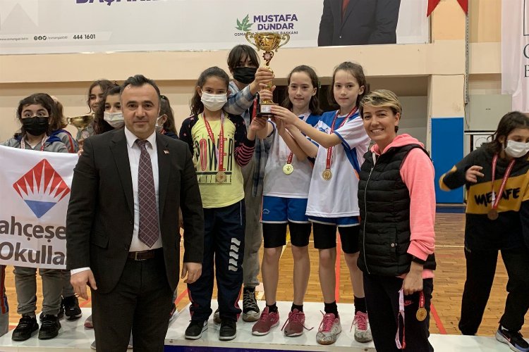 Bursa Osmangazi'de badminton fırtınası