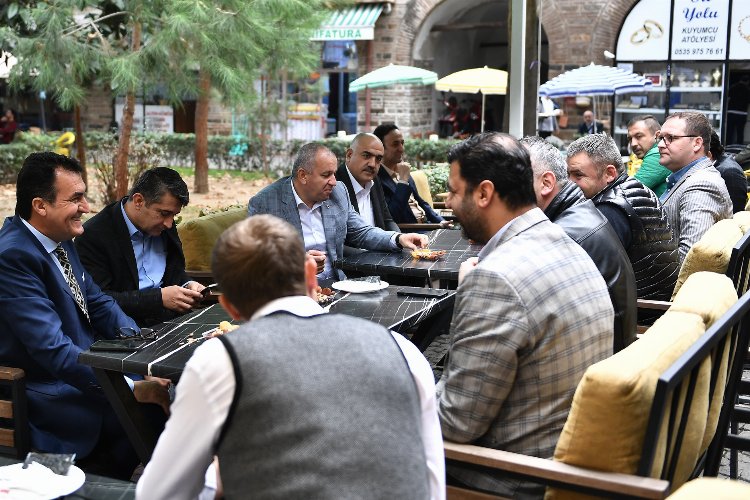 Bursa Osmangazi'de Başkan Dündar, esnaf ile kahvaltı yaptı