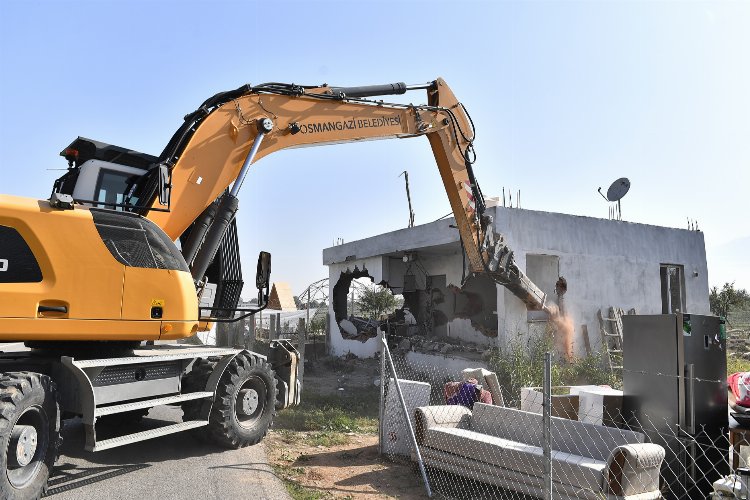 Bursa Osmangazi'de bir kaçak bina daha yıkıldı