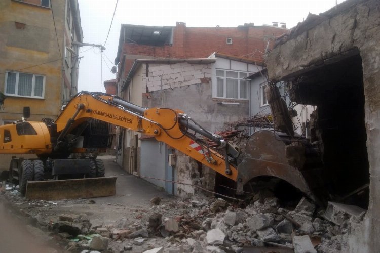 Bursa Osmangazi'de bir metruk bina daha yıkıldı