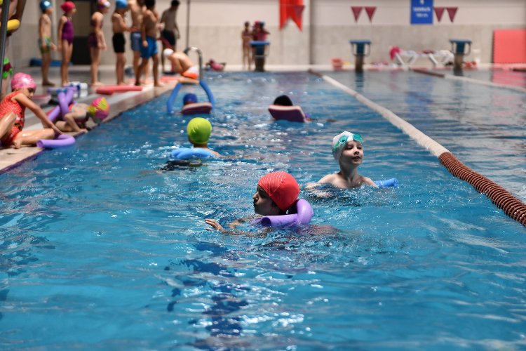 Bursa Osmangazili çocuklar yazı yüzerek geçiriyor
