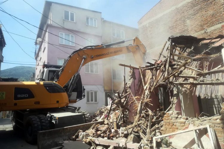 Bursa Osmangazi'de tehlike arz eden metruk binalar yıkıldı