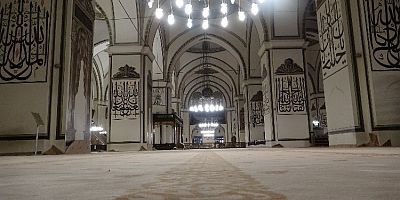 Bursa Ulu Cami'nin 12 yıllık halıları değişti