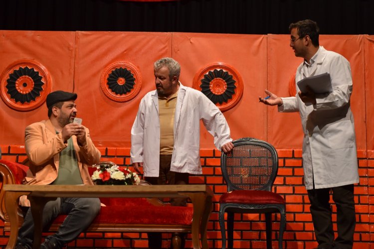 'Eyvah Deliriyorum Ben Haberin Olsun' Tiyatro oyunu Bursalıları kahkahaya boğdu