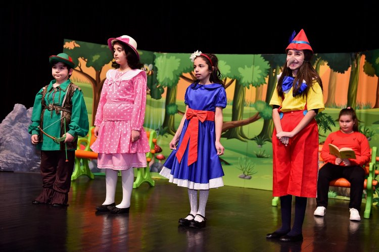 Bursa'da 'Çocuk Drama Kursu' mezunları sahnede