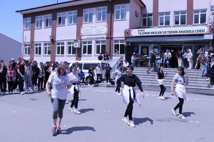 Bursa Yıldırımlı gençler 19 Mayıs'ı coşkuyla kutladı
