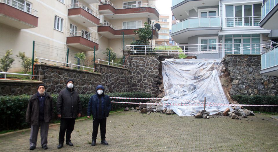 Bursa'da aşırı yağıştan bir sitenin istinat duvarı yıkıldı!