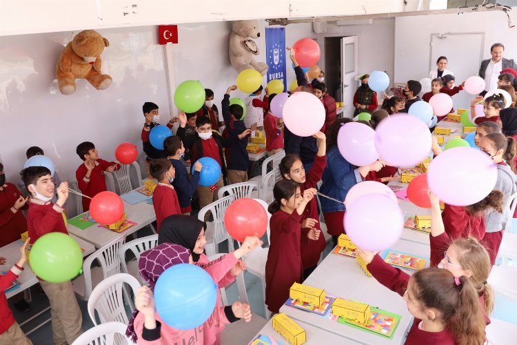 Bursa'da çocuklara şenlik havasında bayram
