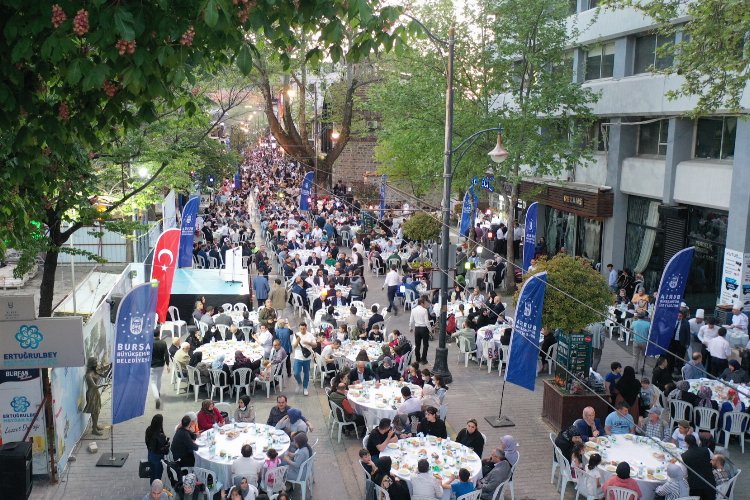Bursa'da Cumhuriyet Caddesi'nde dev iftar