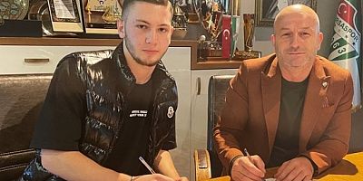 Bursaspor'dan Şamilcan Bahçeli'yle profesyonel sözleşme