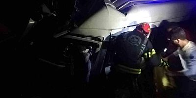 Denizli'de minibüs tıra çarptı: 1 ölü, 2 yaralı
