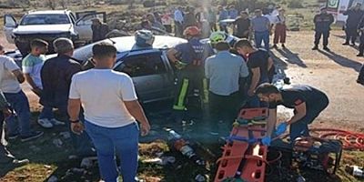 Denizli'de otomobil ile kamyonet birbirine girdi: 2 ölü, 4 yaralı