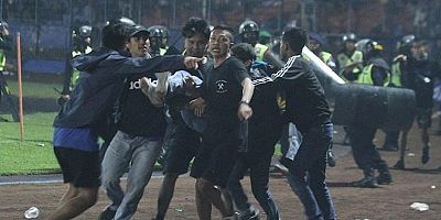 Endonezya’daki trajediyi anlattı: Futbolcuların kollarında öldüler!