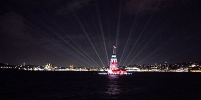 İstanbul'da Kız Kulesi, Türk Bayrağı ile ışıklandırıldı