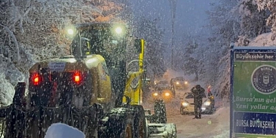 İznik'te yoğun kar yağışı hayatı felç etti, araçlar yolda kaldı