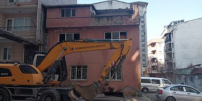 Osmangazi’de 3 katlı metruk bina yıkıldı