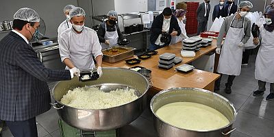 Osmangazi’de, günlük 2500 kişiye sıcak yemek