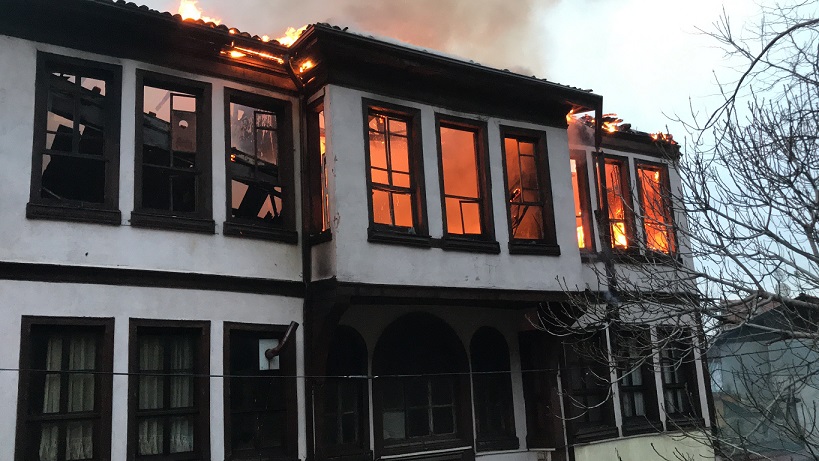 Osmangazi'de yanan binaya anında müdahale