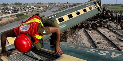 Pakistan'da tren faciası: En az 30 ölü 90'dan fazla yaralı