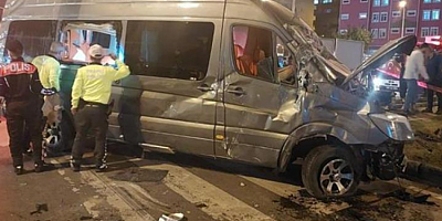 Ünlü rapçileri taşıyan minibüs kaza yaptı: Hayranları hastaneye akın etti
