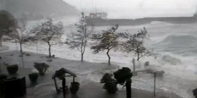 Zonguldak'ta fırtınada bir gemi kayboldu, bir yük gemisi ise karaya oturdu