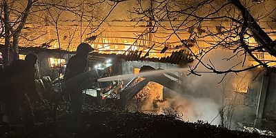 Zonguldak'ta tekstil atölyesinde çıkan yangın söndürülmeye çalışılıyor