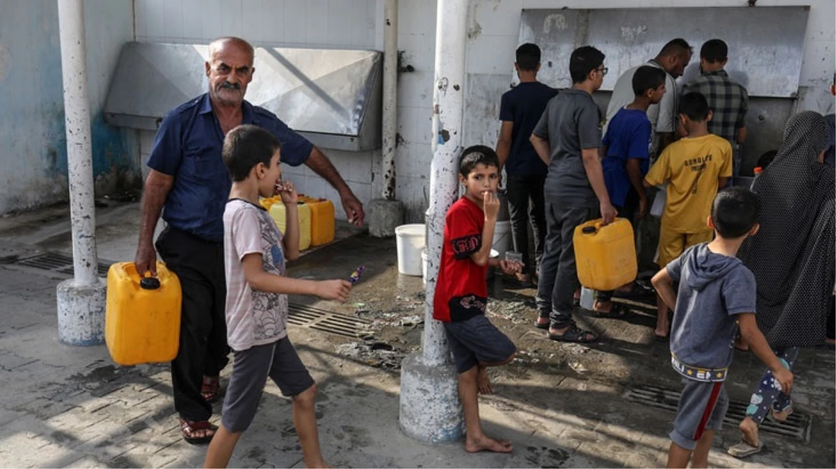 Tam abluka ve yoğun bombardıman altındaki Gazze'de su krizi yaşanıyor