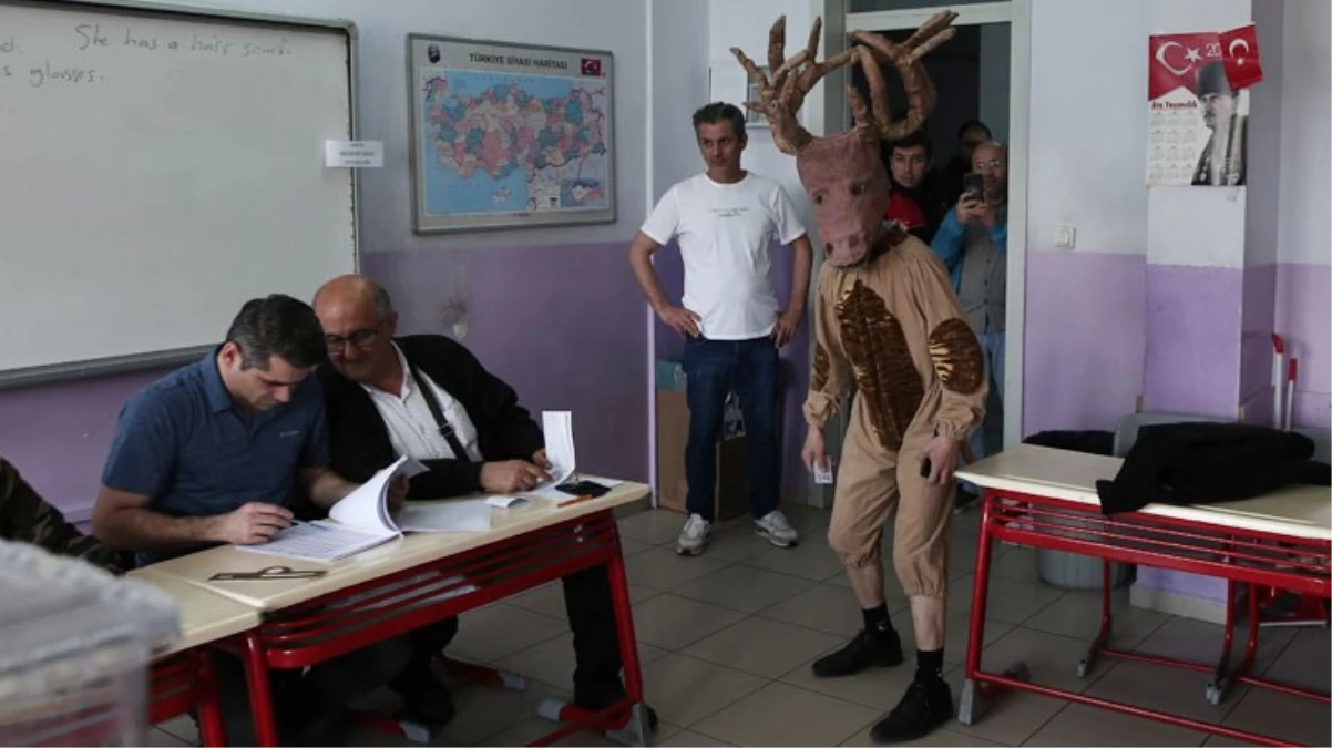 Tiyatrocu Bahtiyar Keskin, geyik kostümüyle sandık başına gitti