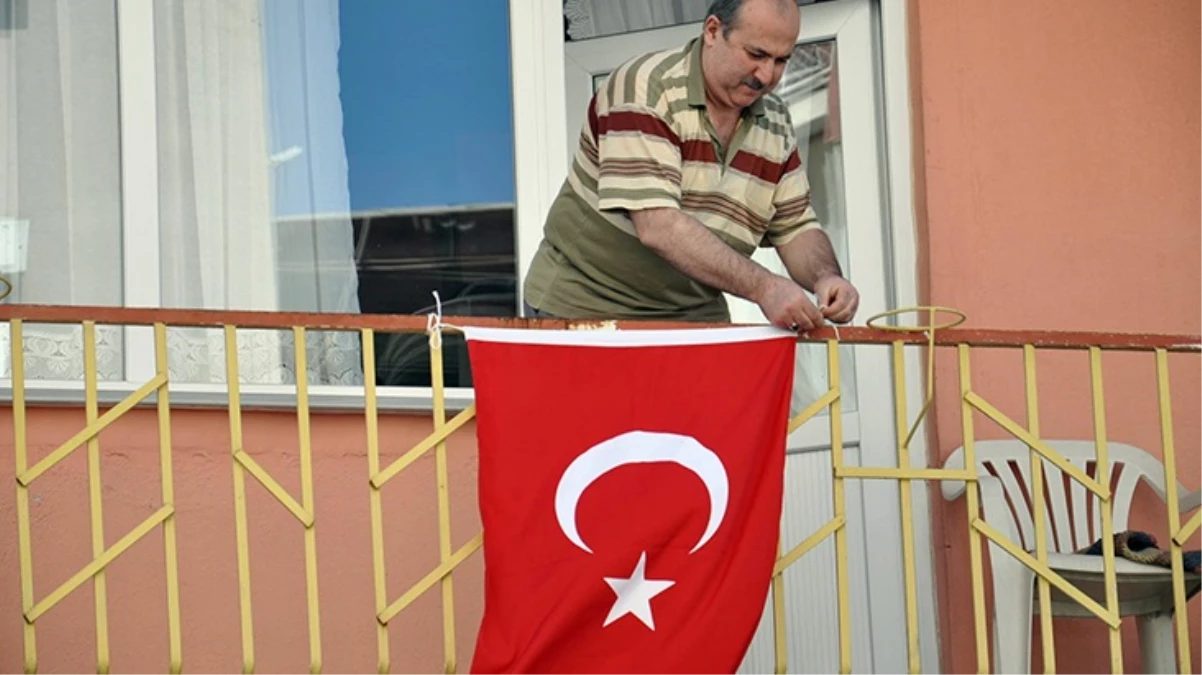 Türkiye'nin Bayrak Asan Dayı'sı bu kez Cumhuriyet'in 100. yılı için evinin balkonuna bayrak astı
