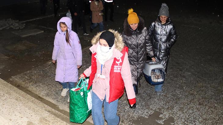 Ukrayna'dan tahliye edilen Kırım Türkleri Eskişehir'e geldi