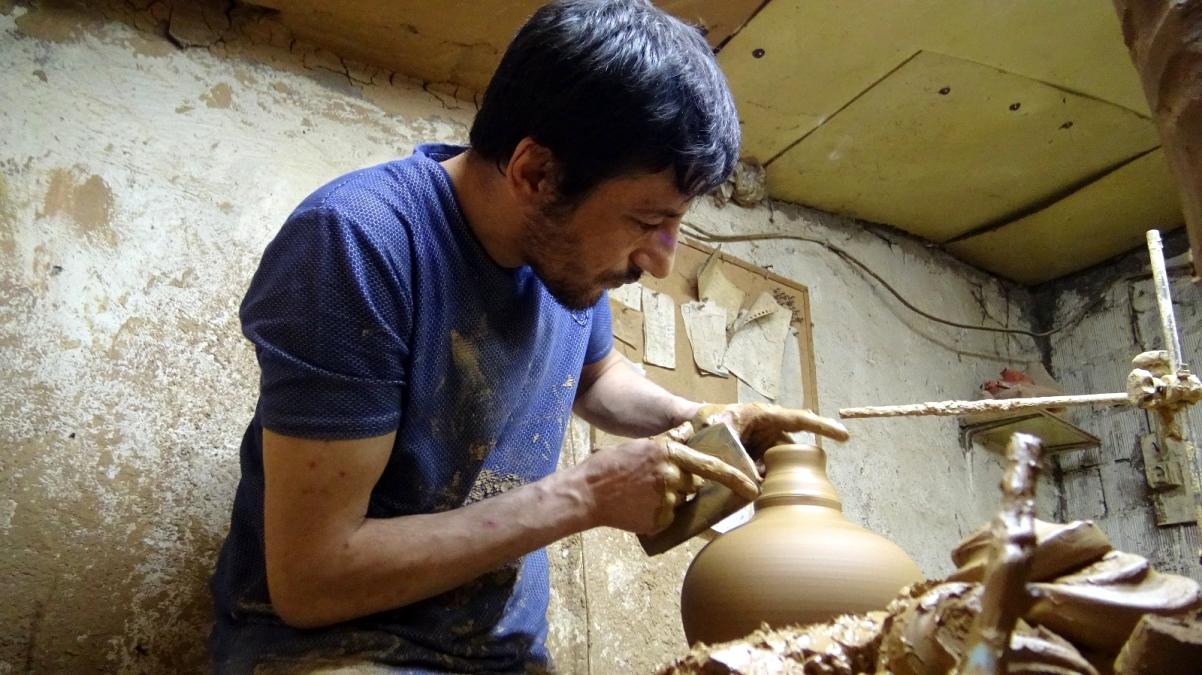 Bursa'da ürettiği el işi seramik yağdanlıkları Avrupa'ya ihraç ediyor