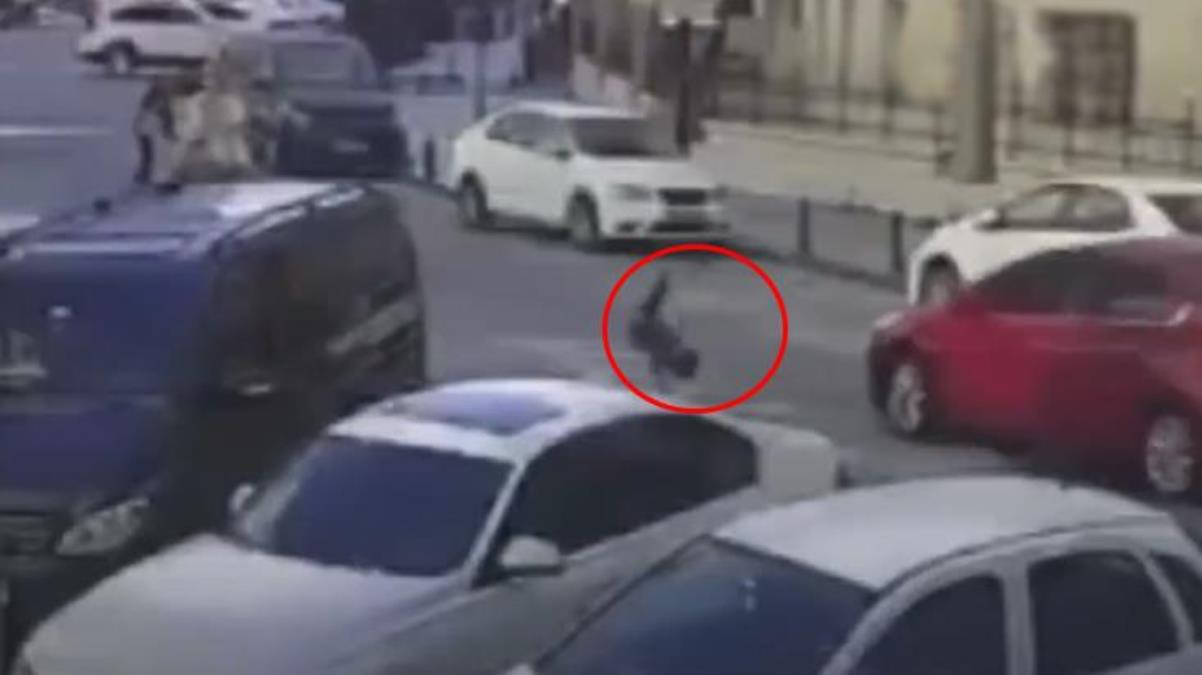 Yer: İstanbul! Başıboş köpeğin kovaladığı çocuğa araba çarptı