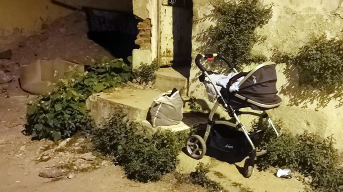 Yoldan geçen kadın, kucağında bebeği olan anneyi defalarca bıçakladı