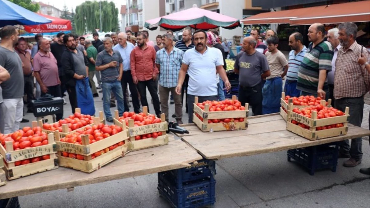 Zincir marketlerin fiyat politikası pazarcı esnafını ayaklandırdı: Dün 16 lira olan domates bugün 8 liraya nasıl indi?
