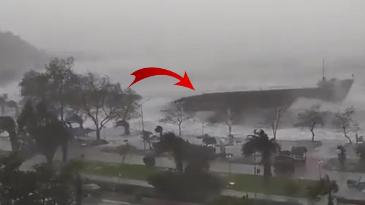 Zonguldak'ta fırtınanın etkisiyle karaya çarpan kuru yük gemisi ikiye bölündü
