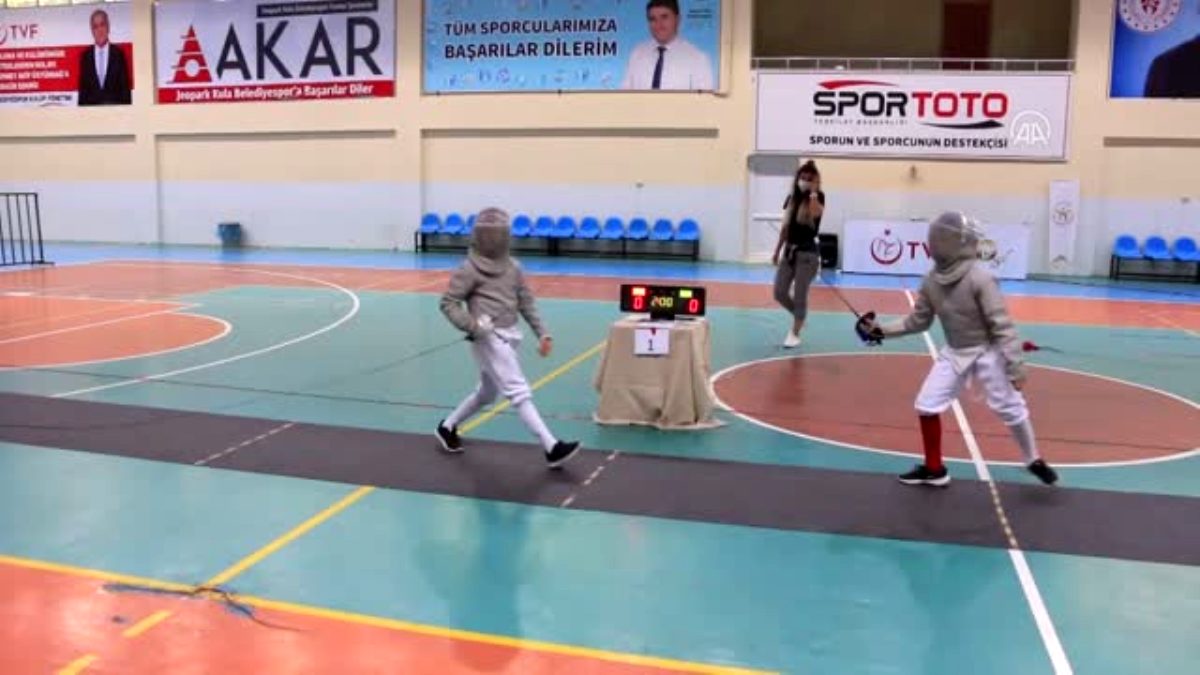 10-12-14 Yaş Altı Kılıç Açık Turnuvası başladı