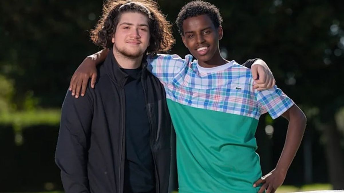 12 yaşındaki bir çocuğu kaçırılmaktan kurtaran iki Türk genci Almanya'da kahraman ilan edildi