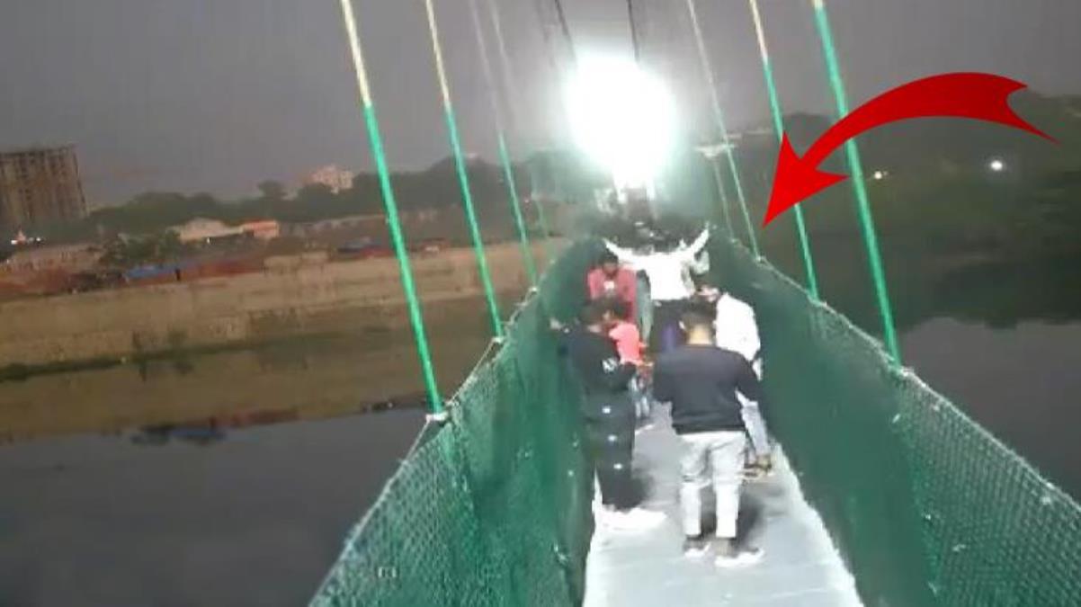 141 kişiye mezar oldu! Hindistan'da asma köprünün çökme anına ait görüntüler ortaya çıktı