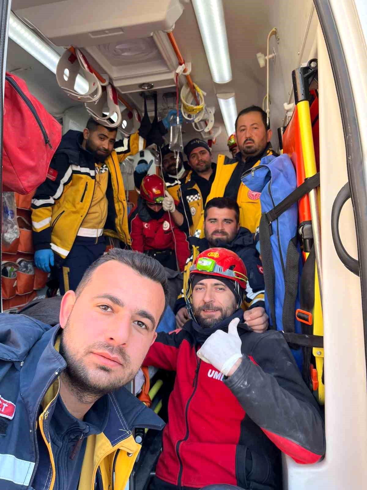 152. saatte göçük altından çıkartılan 85 yaşındaki kadının sağlık durumu iyi